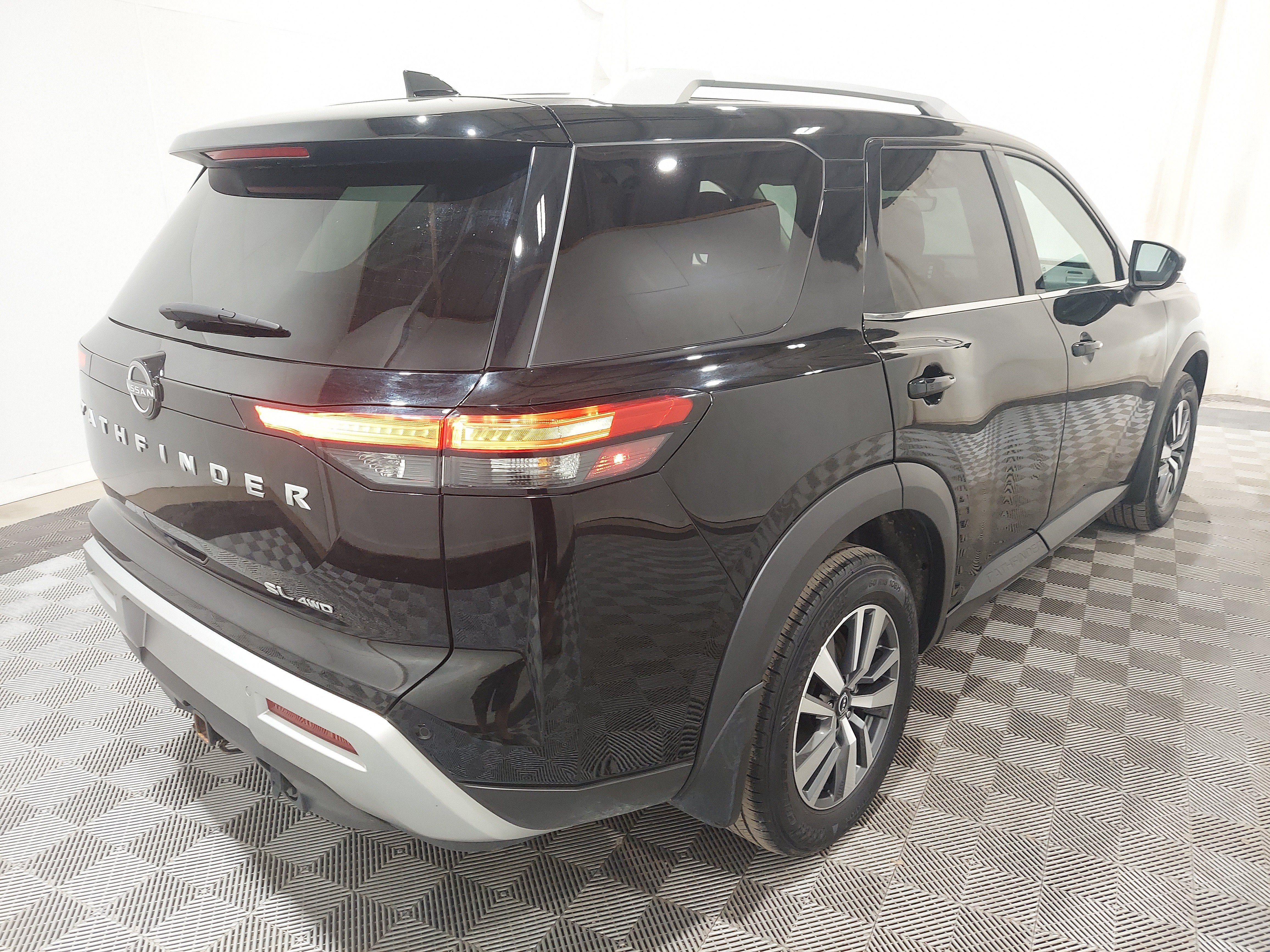 Used 2024 Nissan Pathfinder SL AWD/4WD image 3