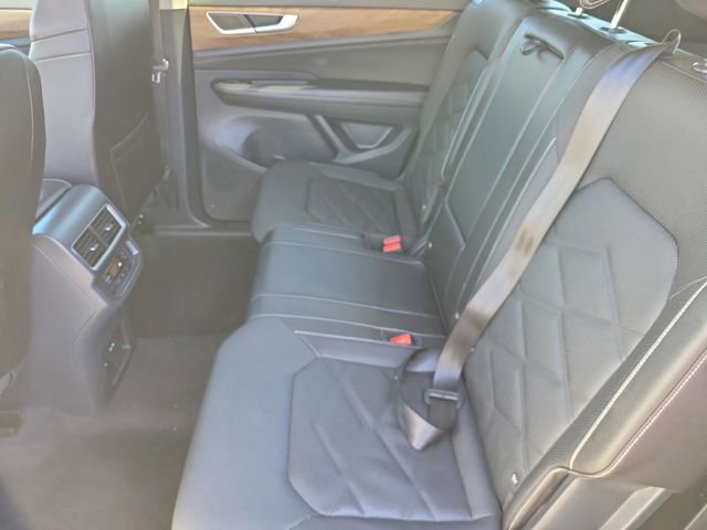 Used 2025 Volkswagen Atlas SE image 14