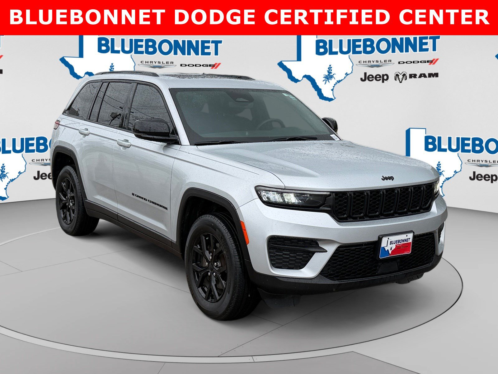Used 2024 Jeep Grand Cherokee Altitude AWD/4WD image 3