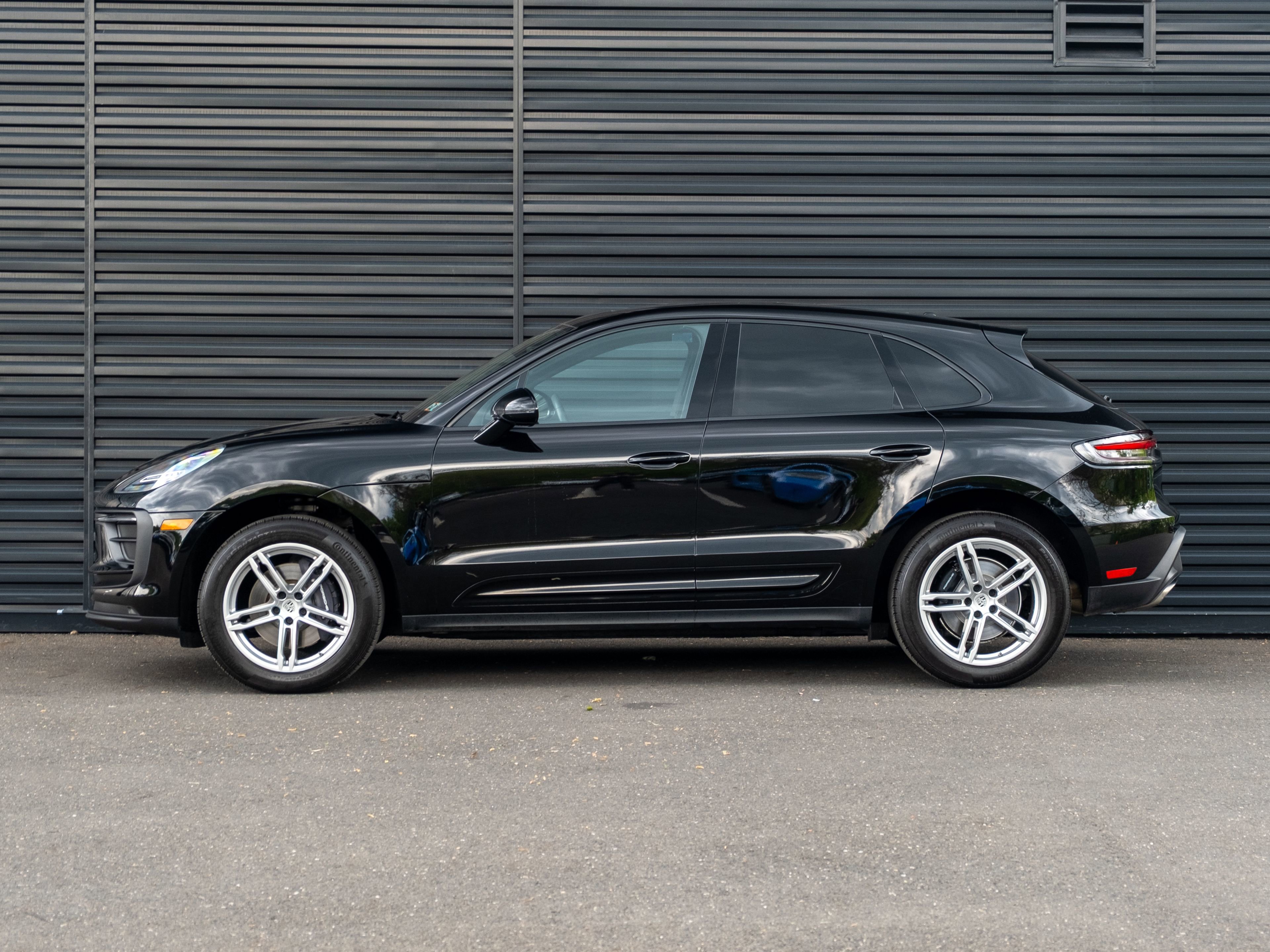 Certified 2023 Porsche Macan AWD/4WD image 2