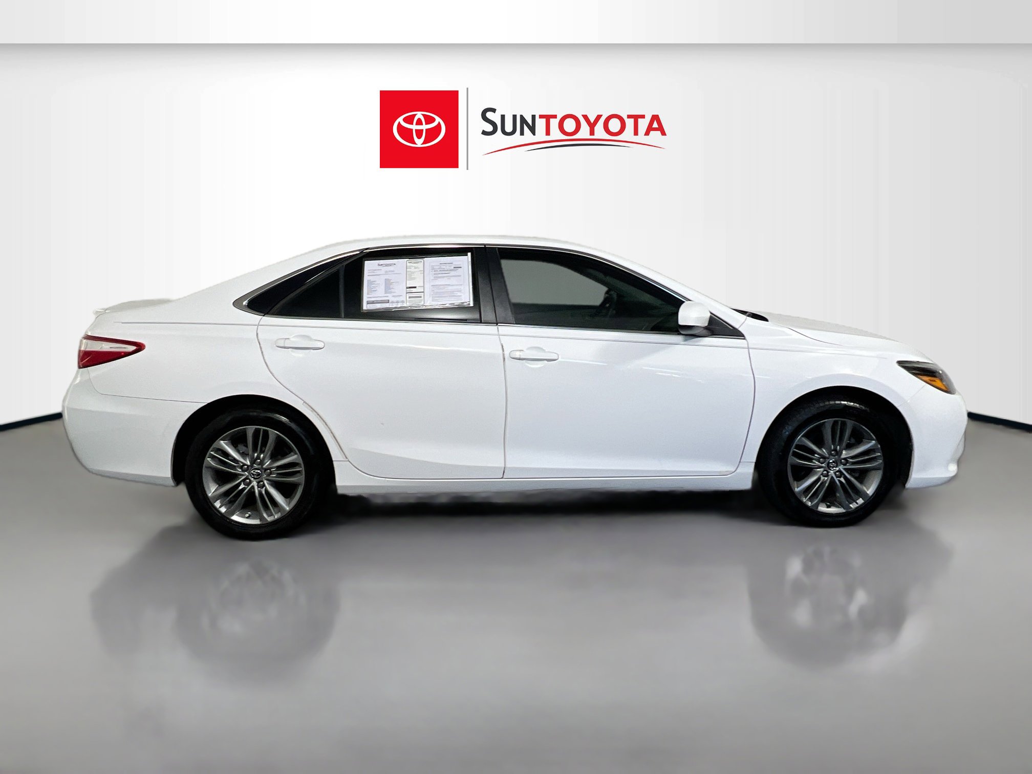 Used 2016 Toyota Camry SE image 2