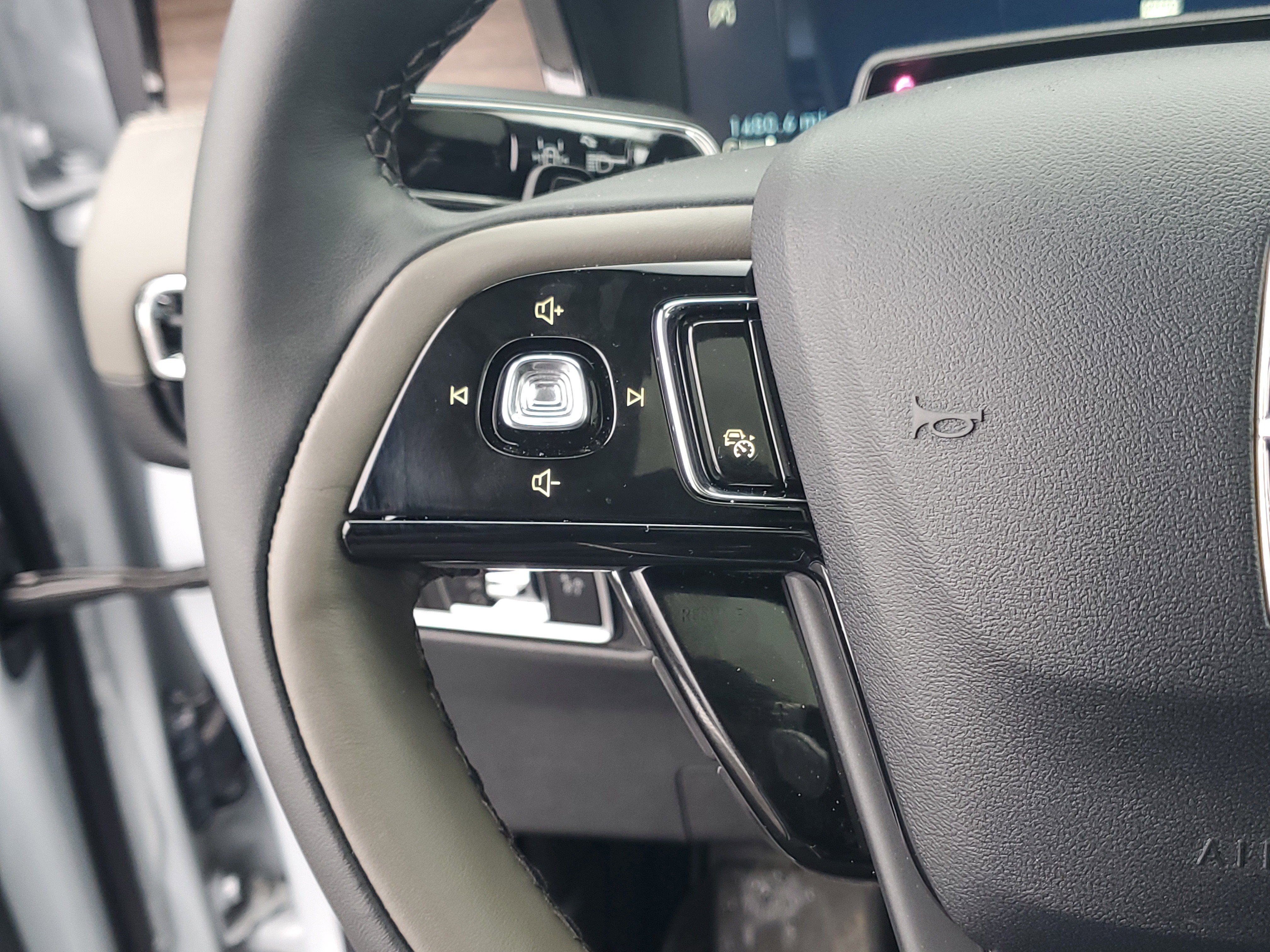 New 2025 Lincoln Corsair Reserve w/ Equipment Group 202A image 17