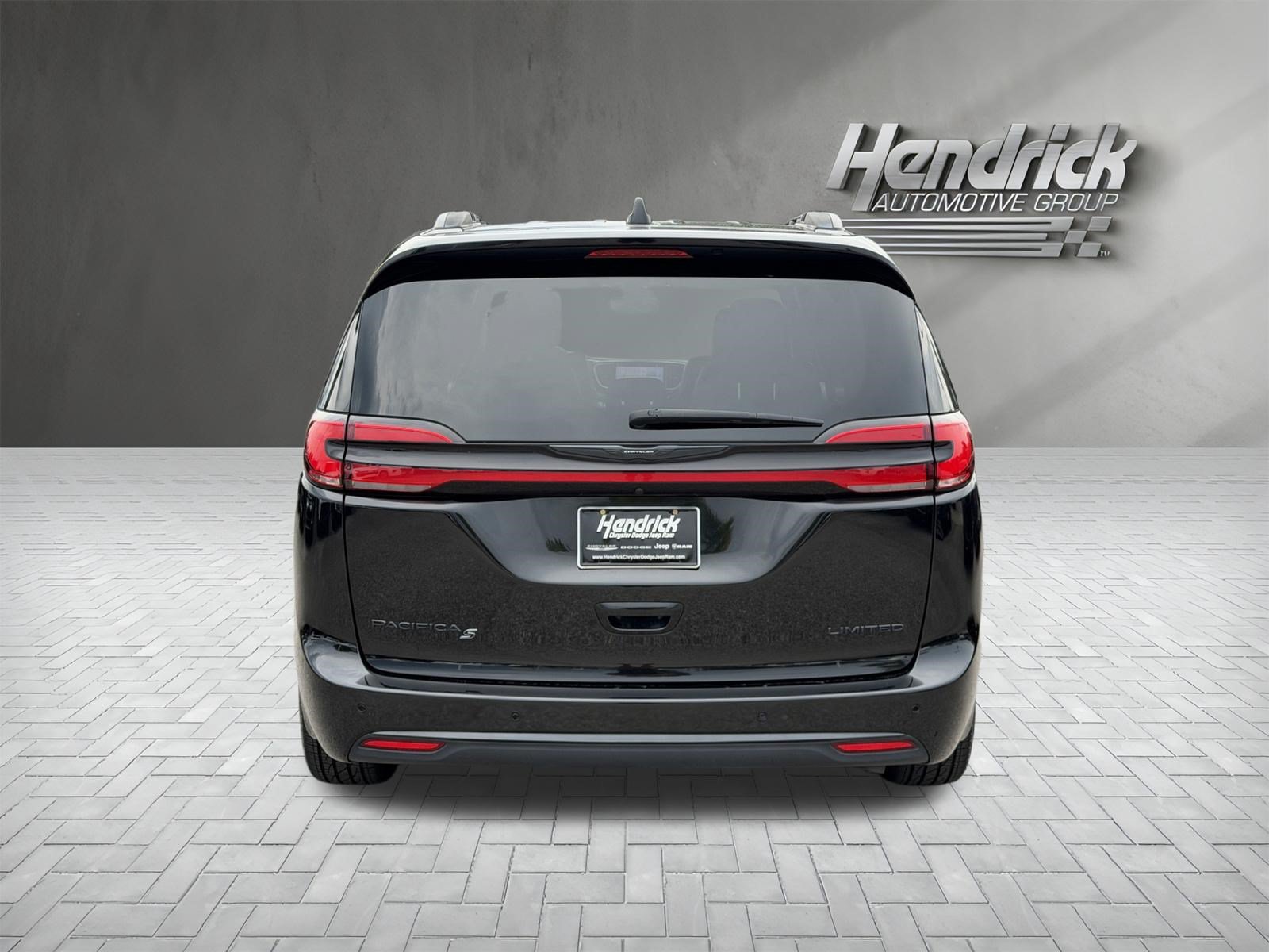 Used 2025 Chrysler Pacifica Limited FWD image 9