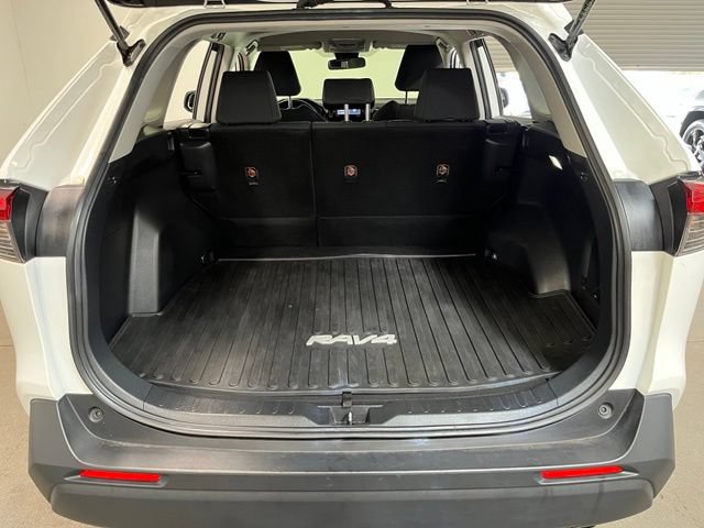 Used 2022 Toyota RAV4 LE AWD/4WD image 16