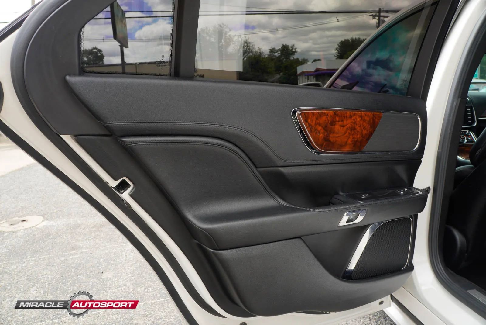 Used 2018 Lincoln Continental Premiere FWD image 22