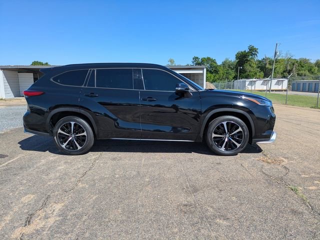 Used 2022 Toyota Highlander XSE FWD image 3