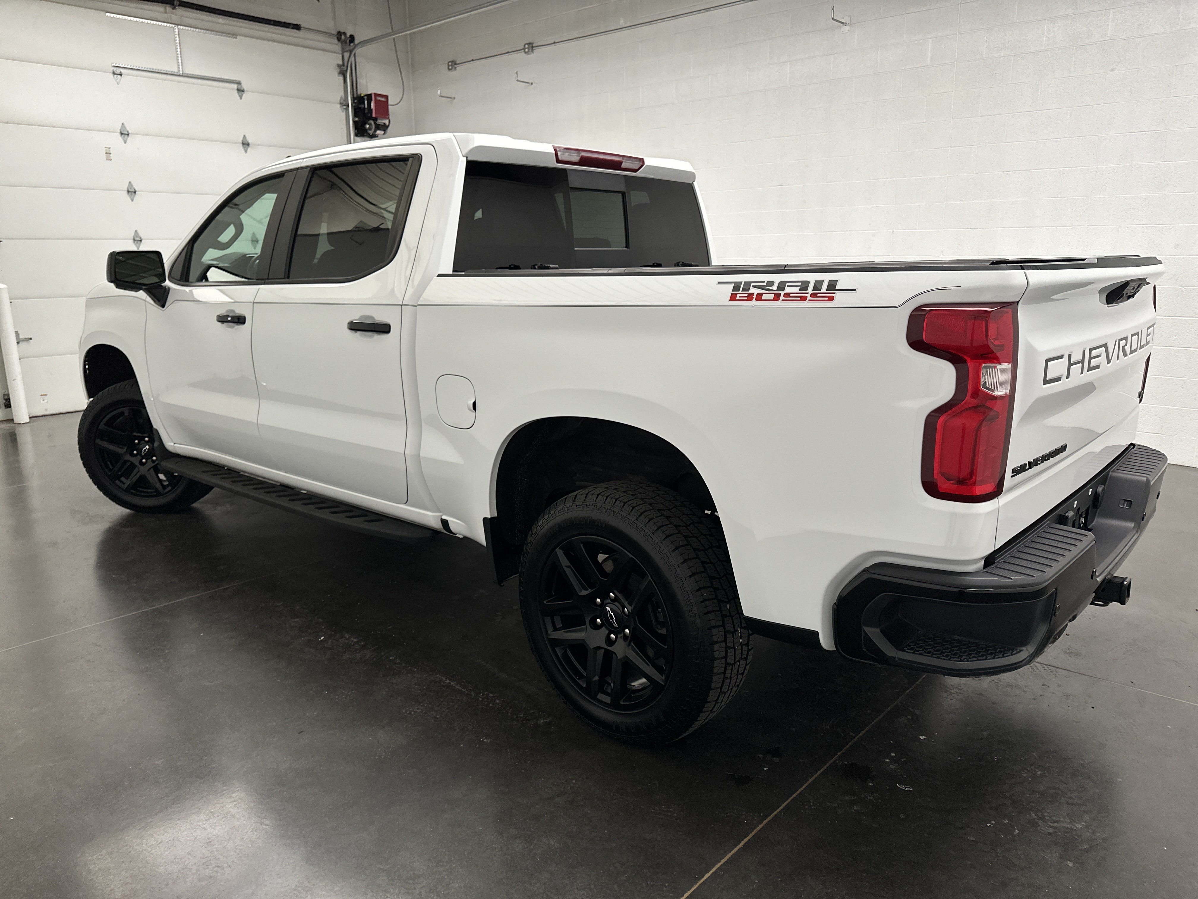 Used 2024 Chevrolet Silverado 1500 LT Trail Boss w/ LT Trail Boss Premium Package AWD/4WD image 9