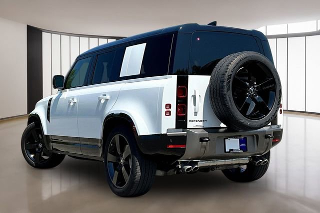 Used 2025 Land Rover Defender 110 X-Dynamic SE image 4