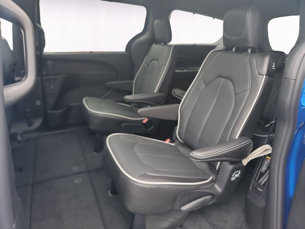 New 2027 Chrysler Pacifica Limited FWD image 13