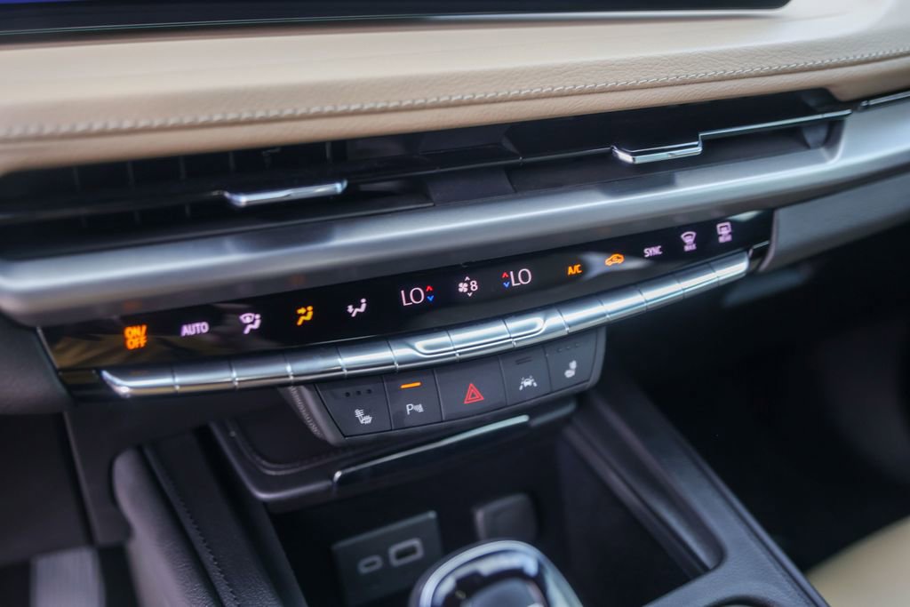 Certified 2024 Cadillac XT4 Luxury w/ Cold Weather Package FWD image 18