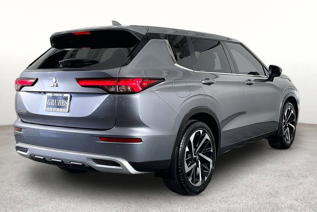 Used 2024 Mitsubishi Outlander SE FWD image 2