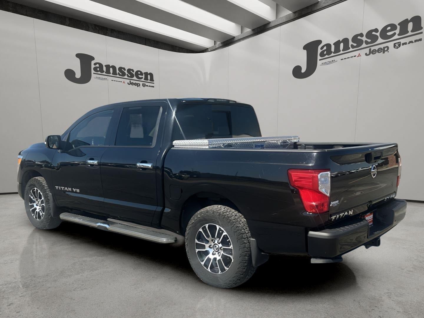 Used 2020 Nissan Titan SV w/ SV Convenience Package AWD/4WD image 2