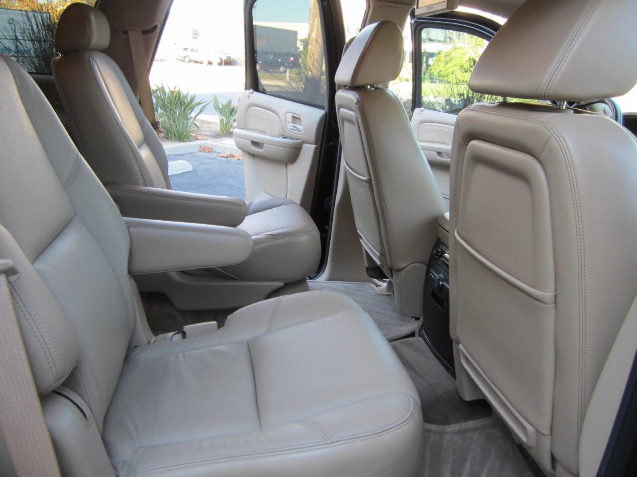 Used 2009 Cadillac Escalade Base AWD 4dr SUV w/V8 Ultra Lu image 19