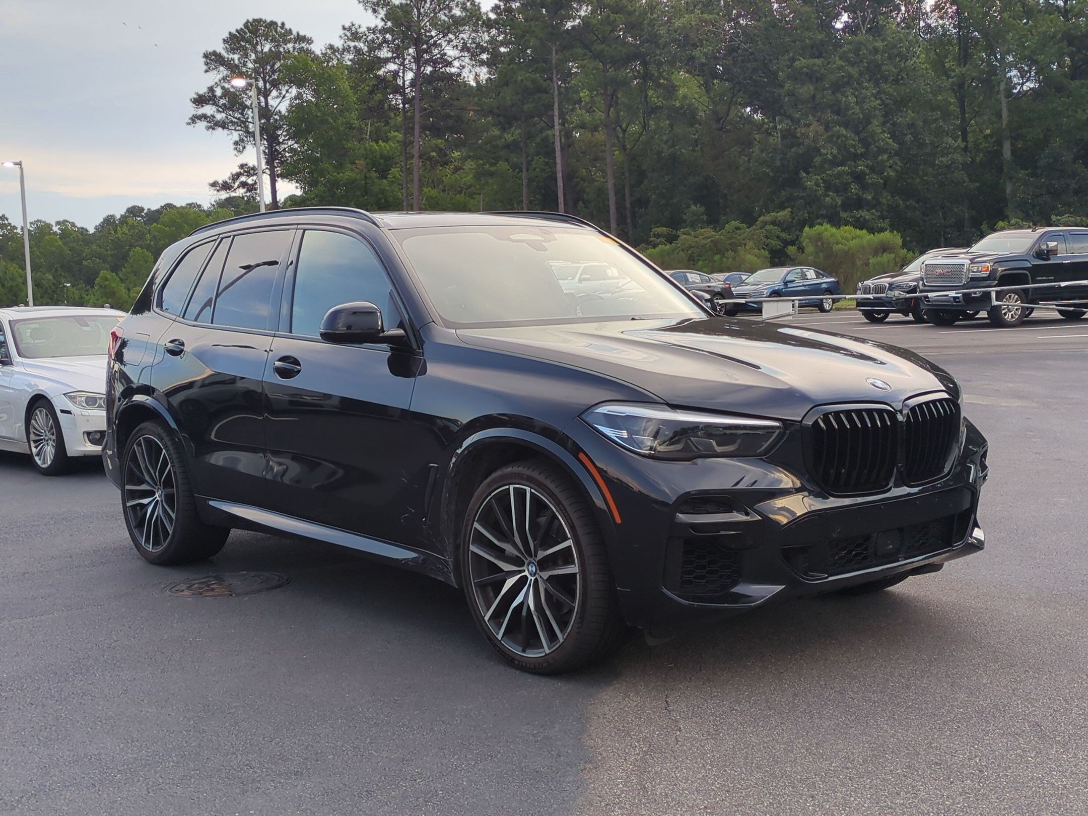 Used 2022 BMW X5 xDrive40i w/ M Sport Package AWD/4WD image 2