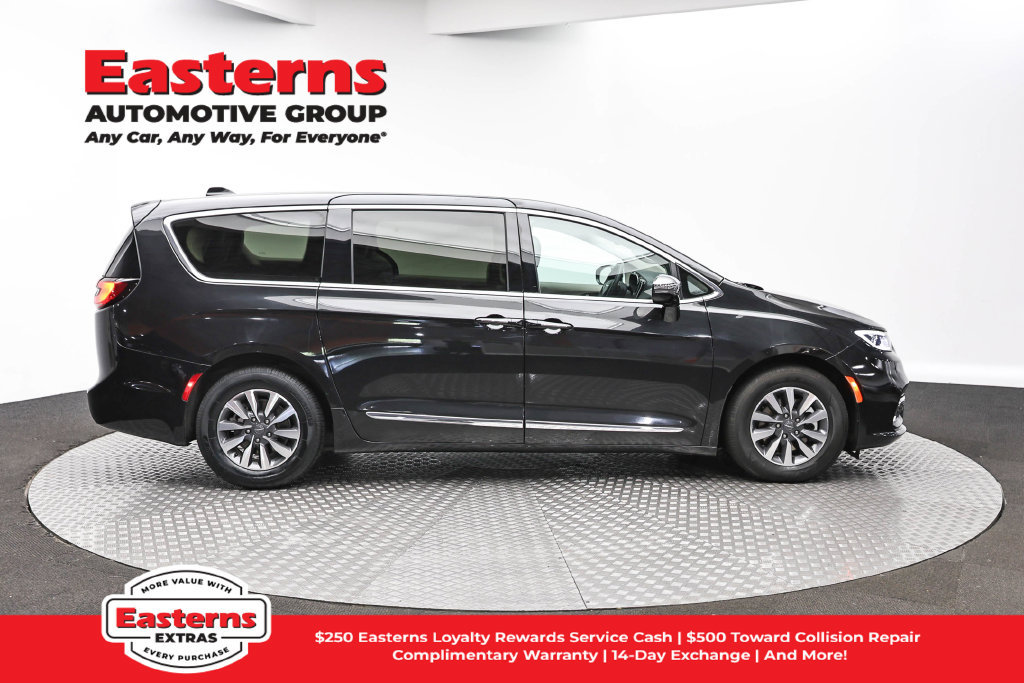 Used 2023 Chrysler Pacifica Limited FWD image 5