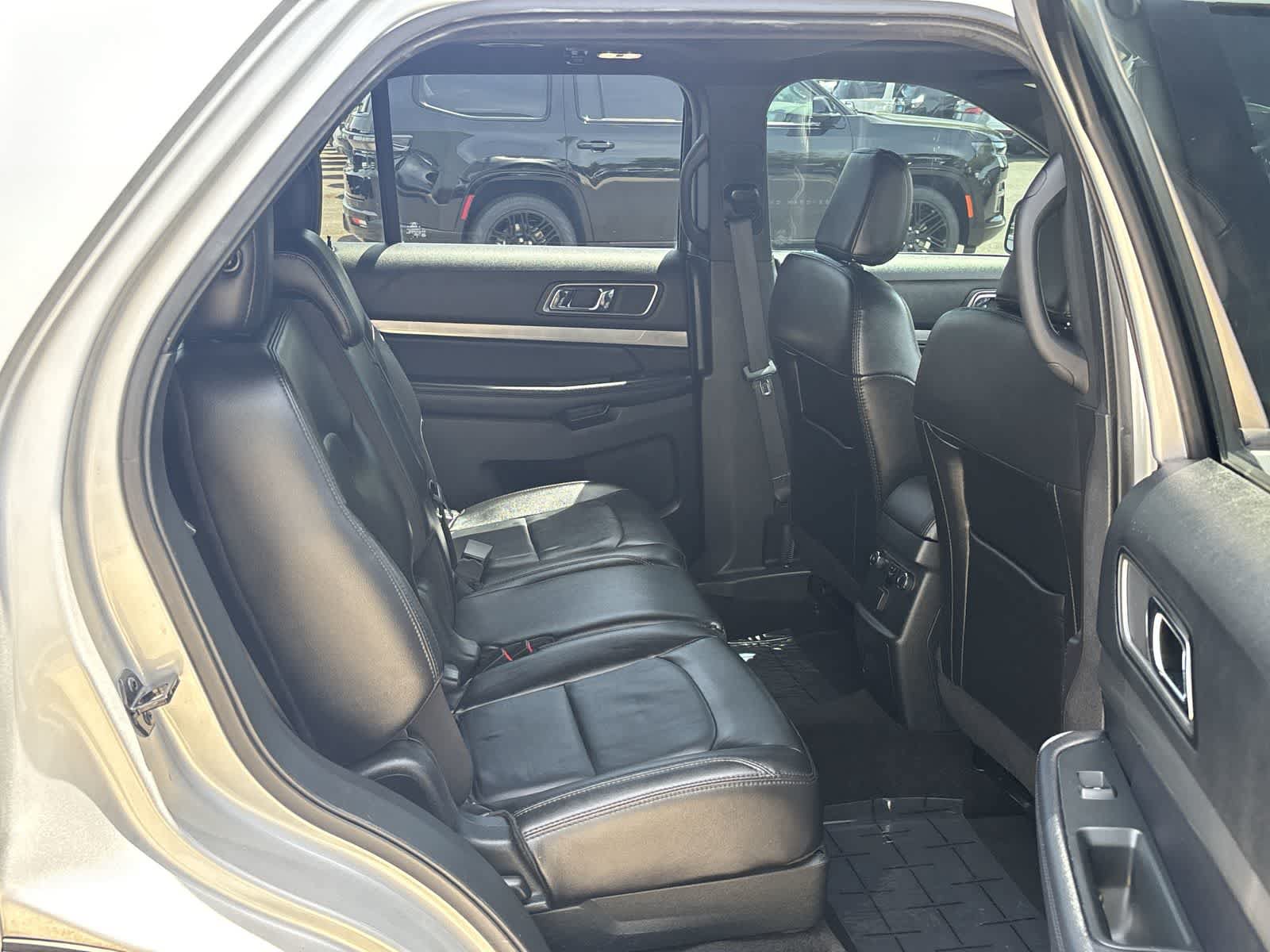 Used 2018 Ford Explorer XLT AWD/4WD image 10
