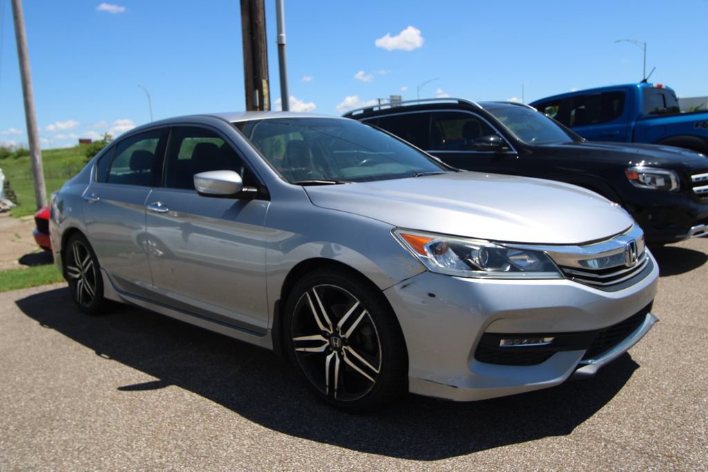 Used 2017 Honda Accord Sport image 2