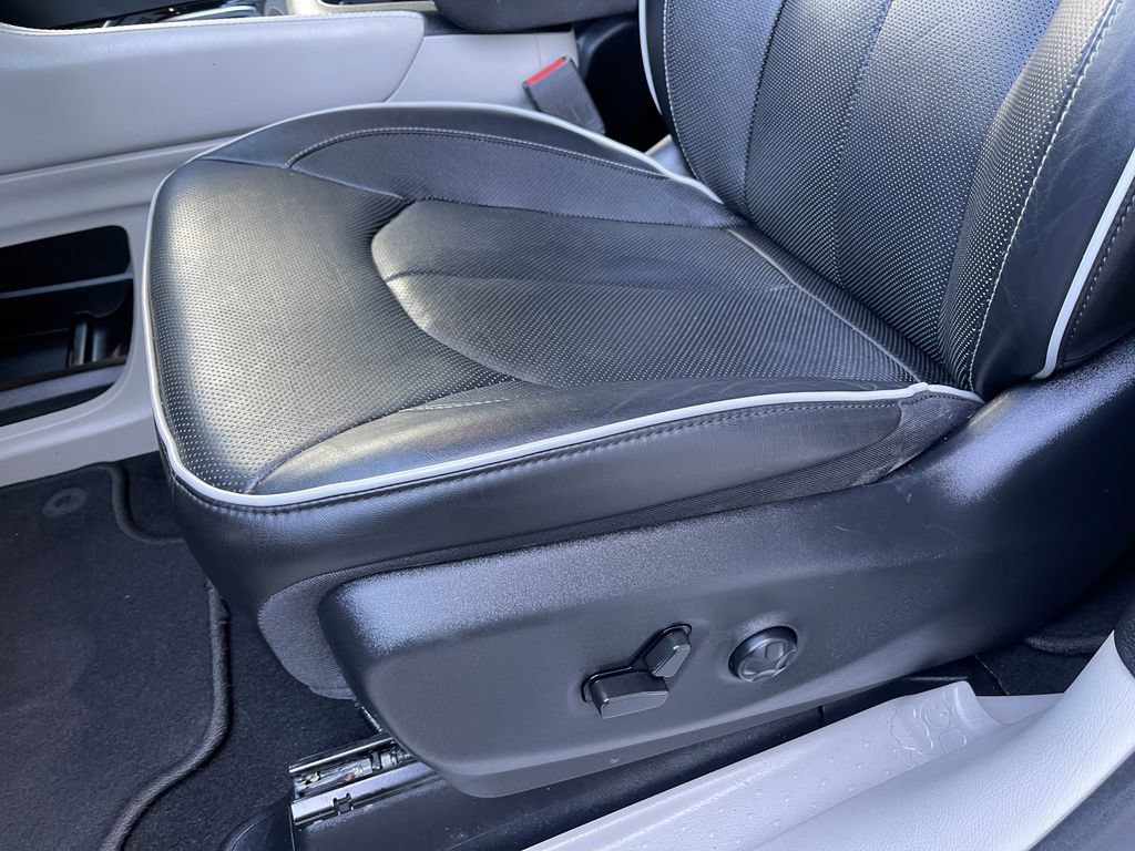 Used 2022 Chrysler Pacifica Limited FWD image 19