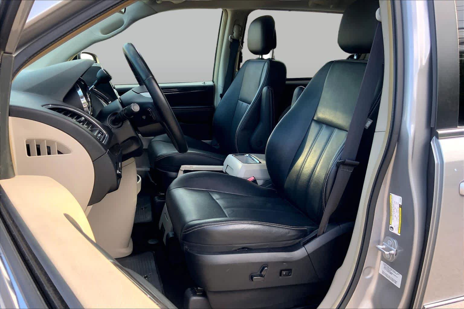 Used 2016 Chrysler Town & Country Touring FWD image 8