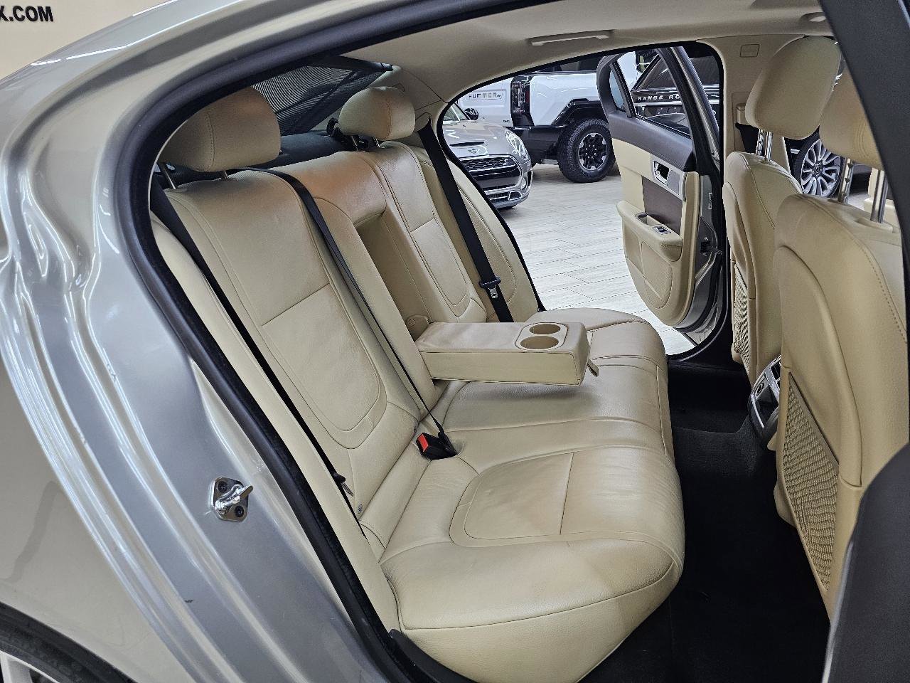 Used 2013 Jaguar XF image 22