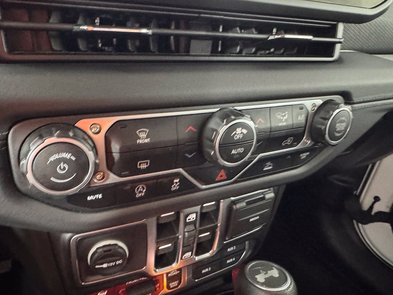 Used 2025 Jeep Wrangler Unlimited Rubicon AWD/4WD image 23