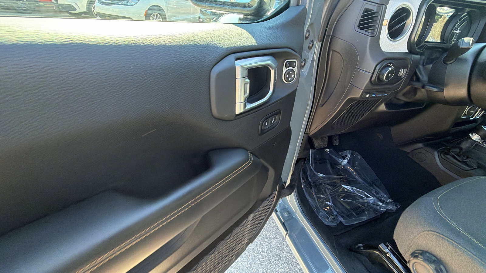 Used 2025 Jeep Wrangler Sahara w/ Safety Group image 15