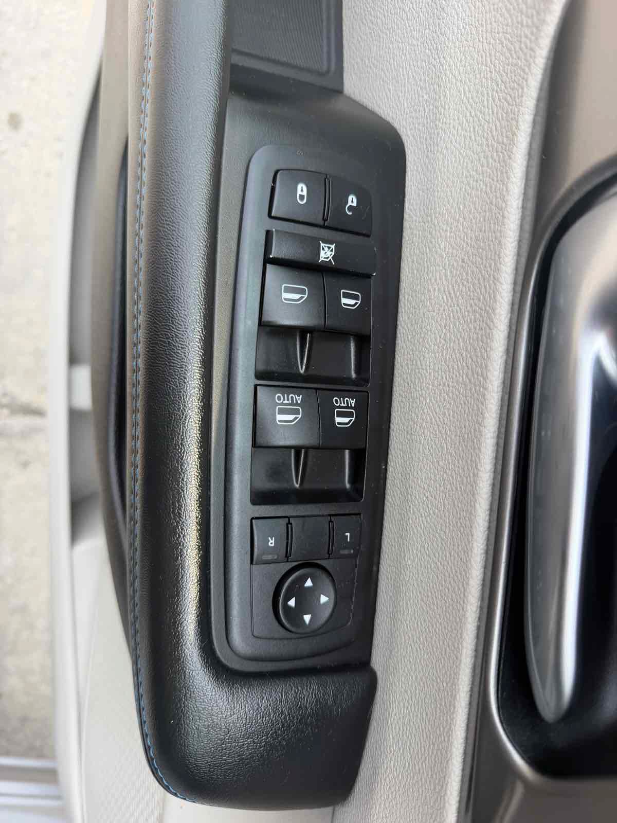 Used 2021 Chrysler Pacifica Touring-L FWD image 12