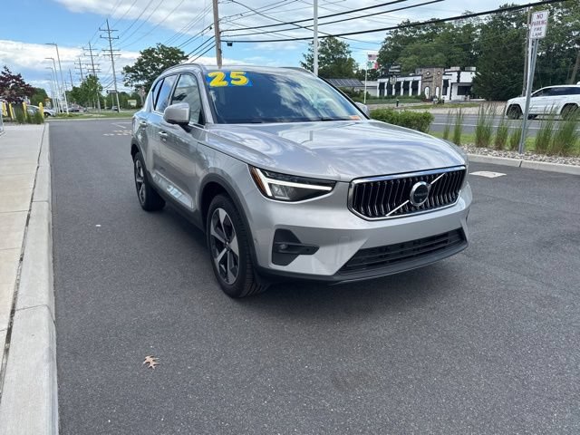 Used 2025 Volvo XC40 B5 Plus AWD/4WD image 6