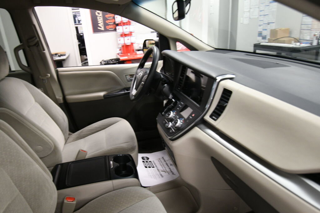 Used 2015 Toyota Sienna LE image 26