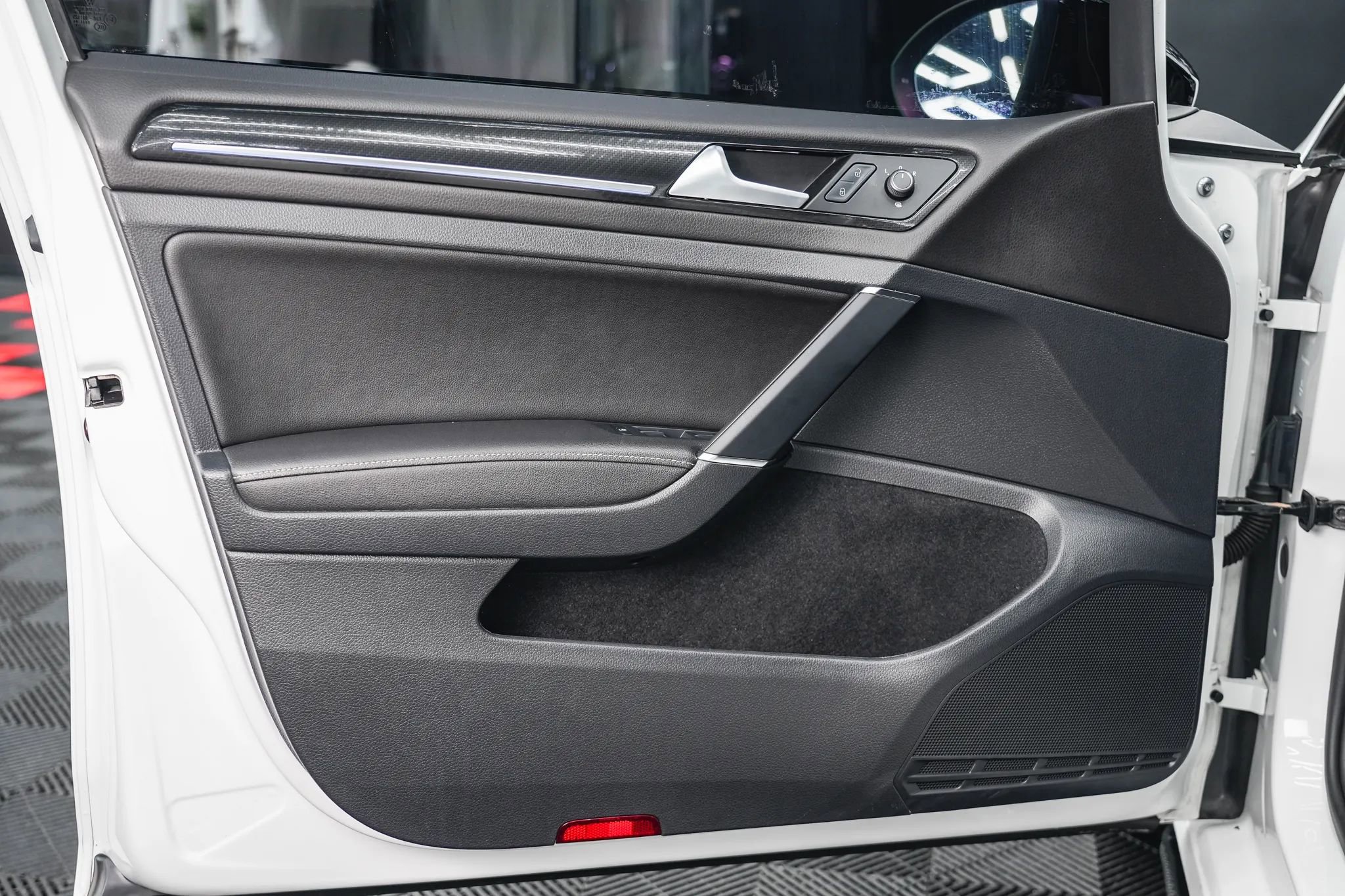 Used 2018 Volkswagen Golf R 4-Door image 37