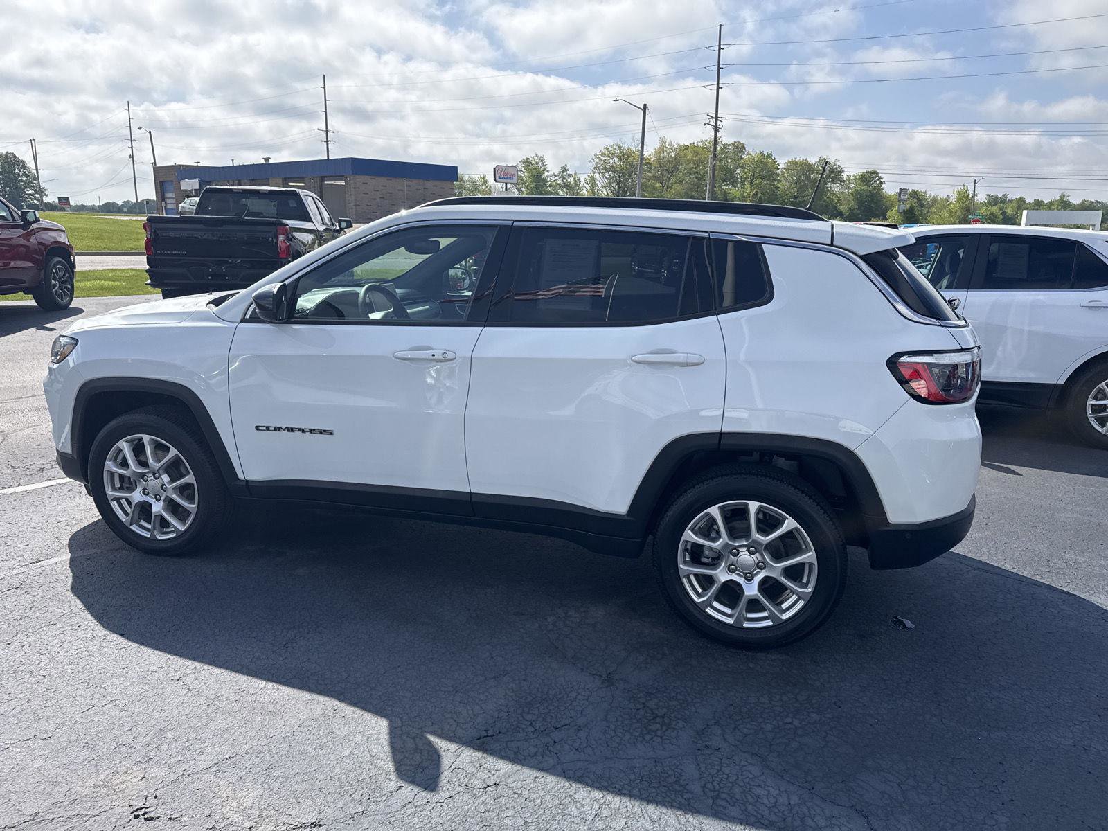 Used 2023 Jeep Compass Latitude AWD/4WD image 6