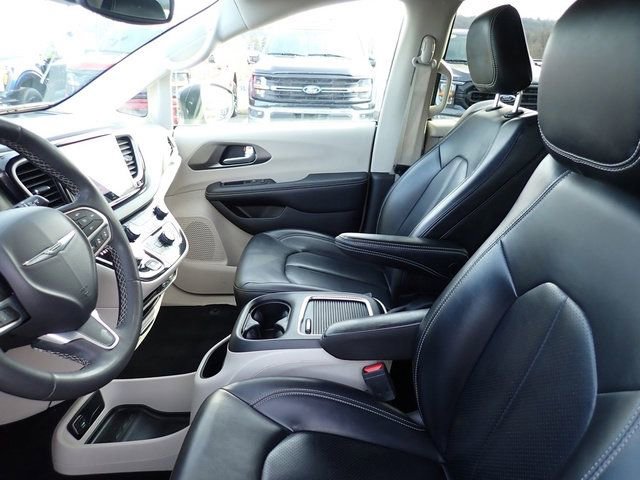 Used 2023 Chrysler Pacifica Touring-L image 15