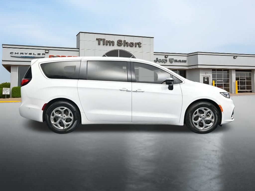 Used 2024 Chrysler Pacifica Limited w/ Uconnect Theater Family Group FWD image 6