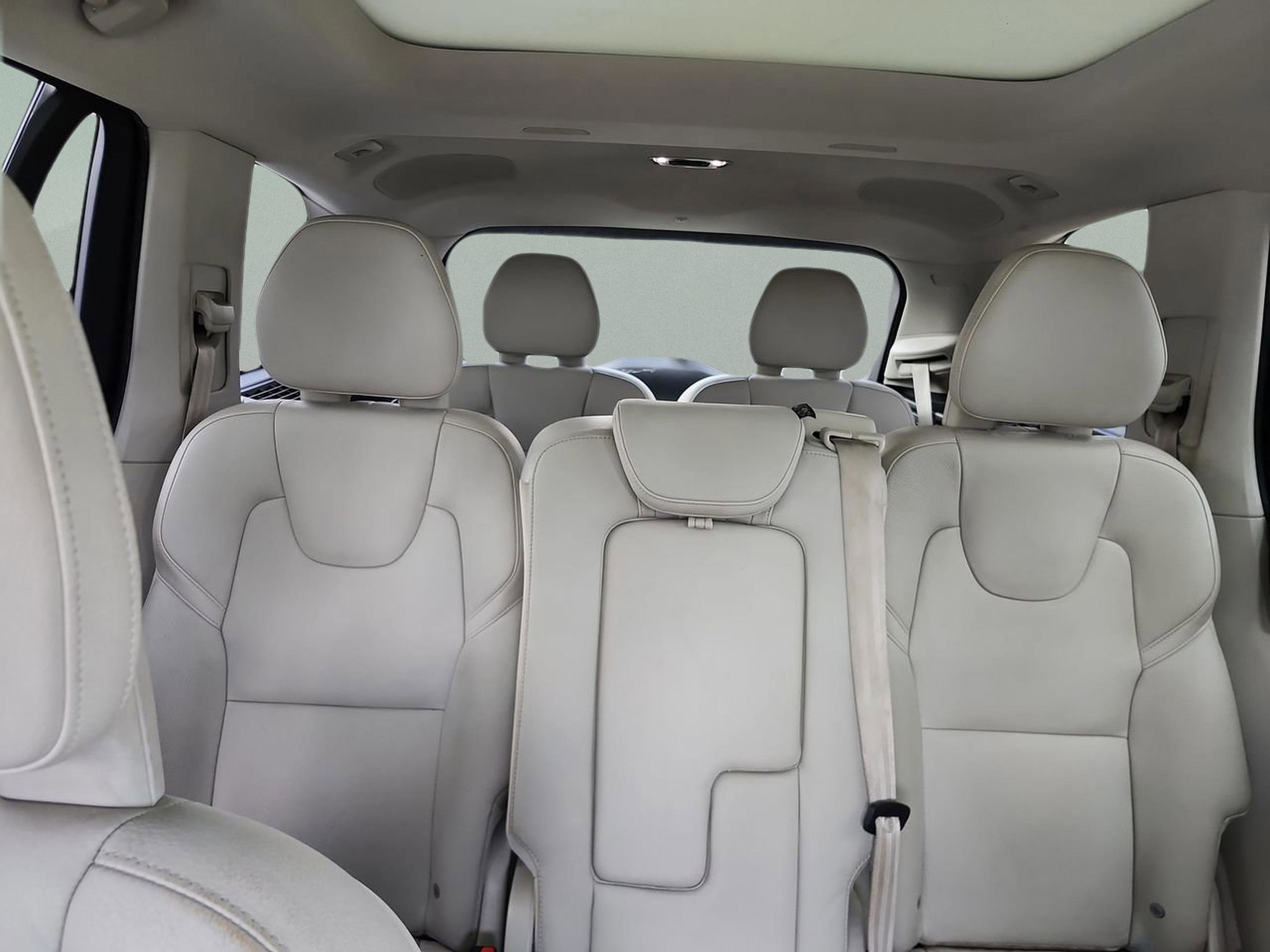 Used 2018 Volvo XC90 T5 Momentum w/ Convenience Package image 16