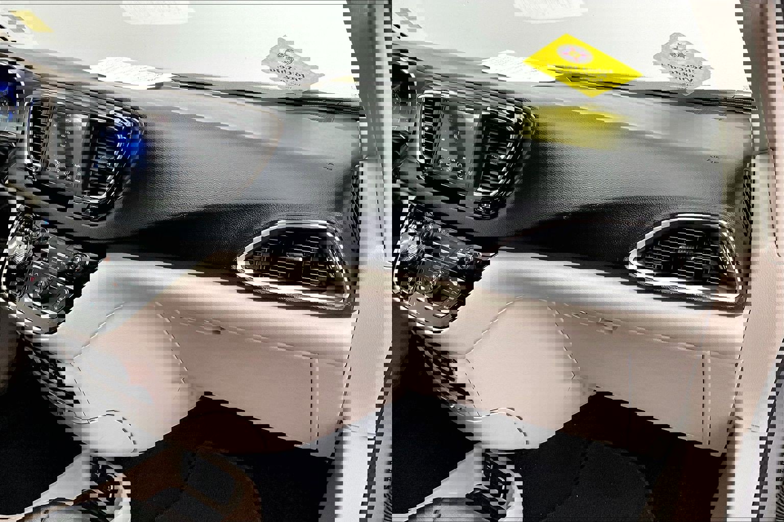 Used 2020 Chrysler Voyager Lxi image 15