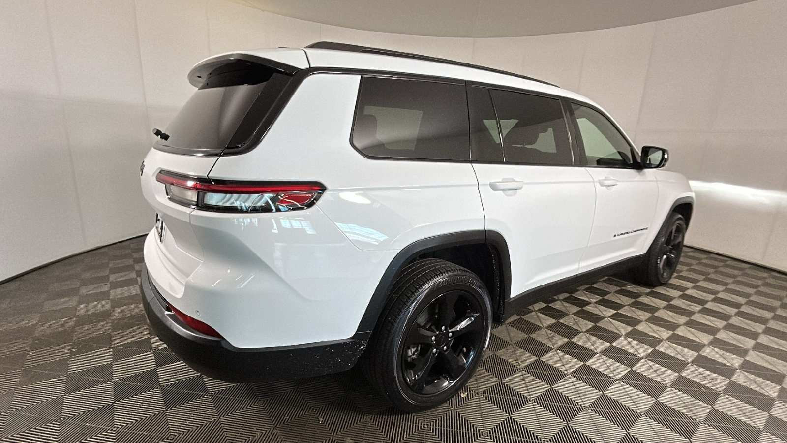 Used 2023 Jeep Grand Cherokee L Altitude AWD/4WD image 3