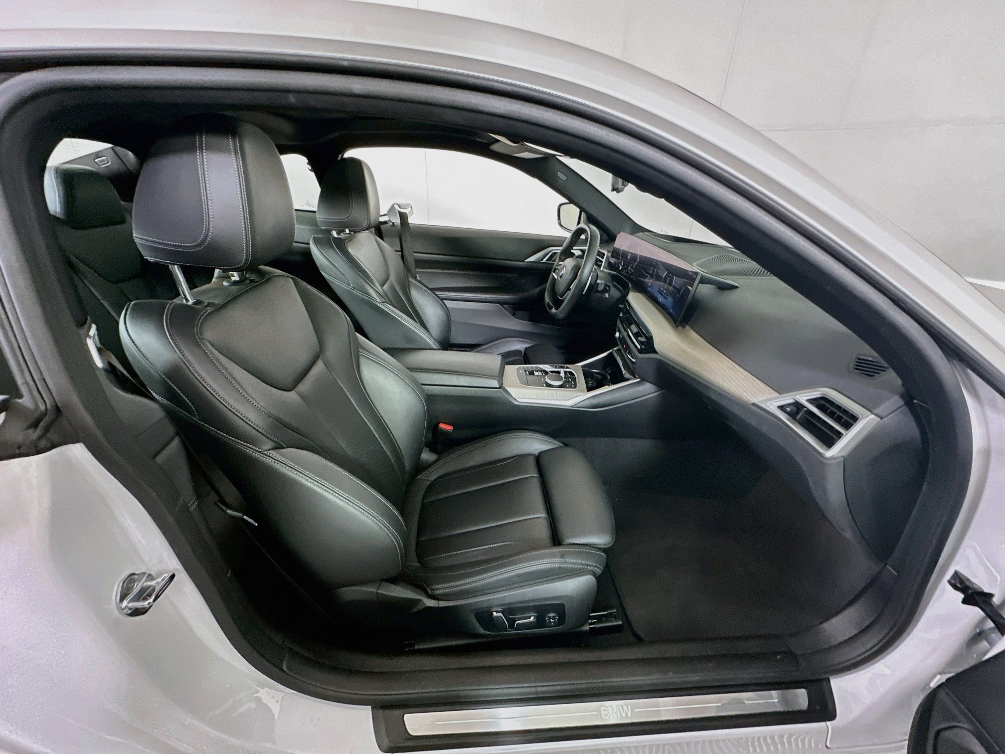 Used 2025 BMW 430i Coupe w/ Premium Package RWD image 32