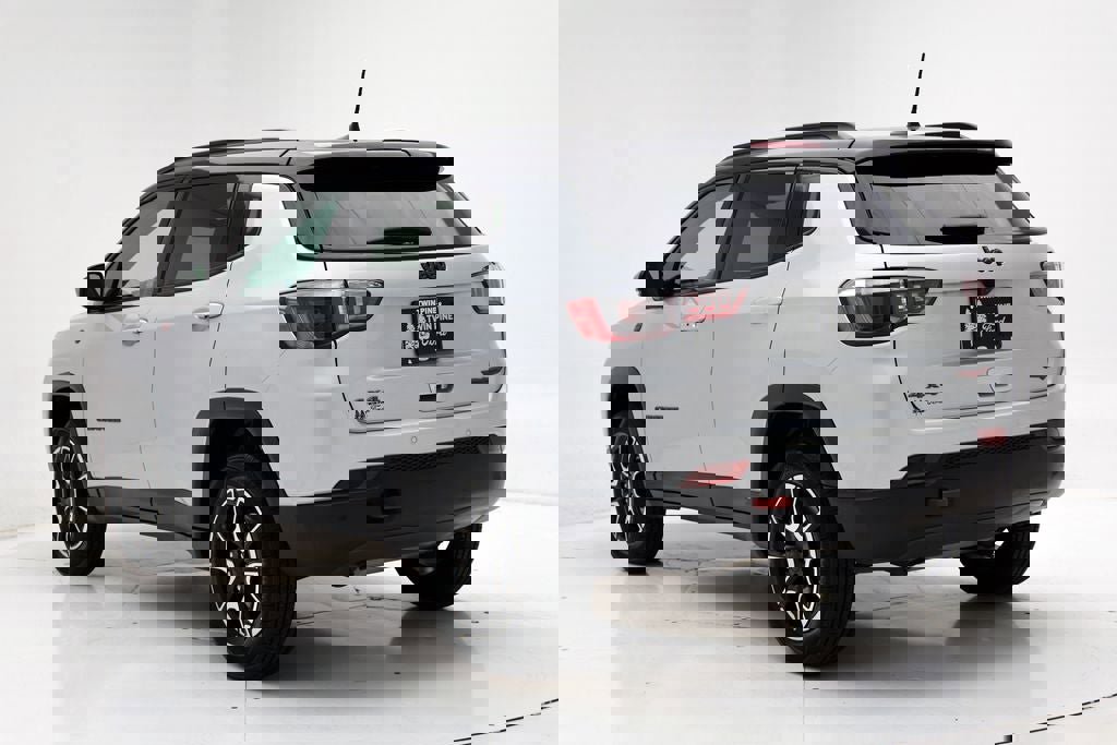 Used 2024 Jeep Compass Trailhawk image 7