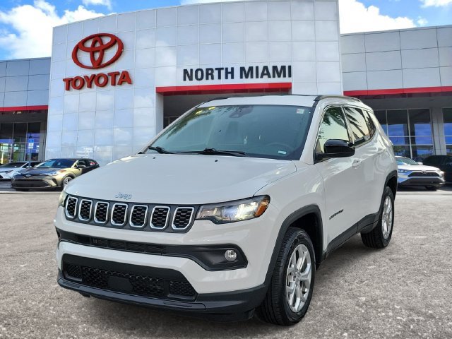Used 2024 Jeep Compass Latitude AWD/4WD image 2