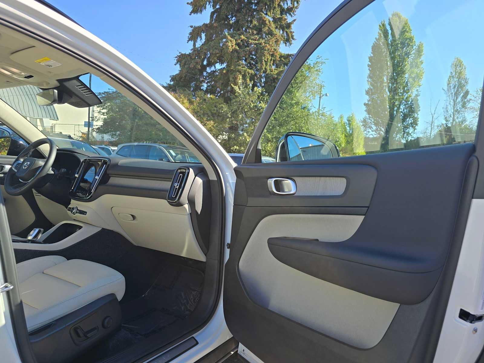Certified 2026 Volvo XC40 B5 Plus AWD/4WD image 12