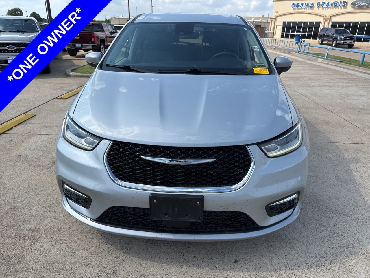 Used 2023 Chrysler Pacifica Touring-L FWD image 2