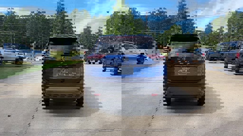 Used 2023 Nissan Rogue SV image 5