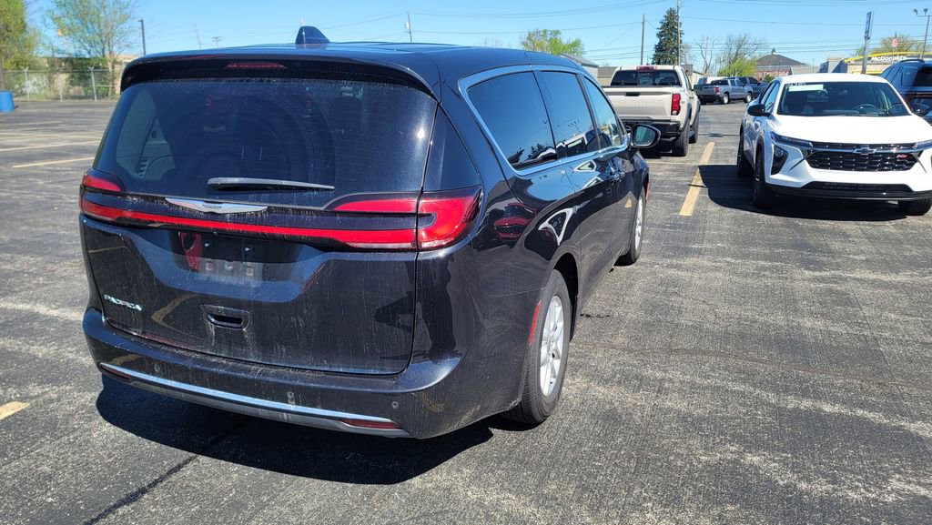 Used 2023 Chrysler Pacifica Touring-L image 6