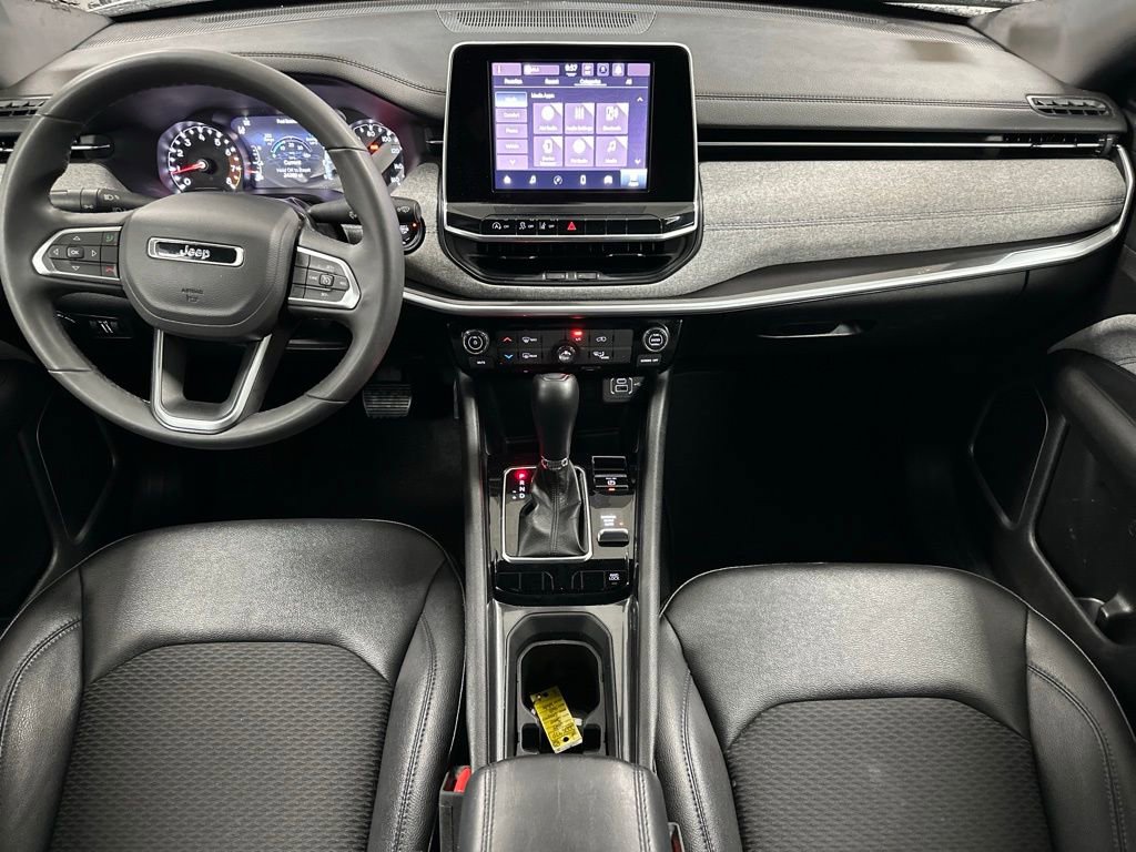 Used 2025 Jeep Compass Latitude image 2