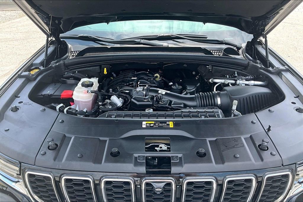 Used 2023 Jeep Grand Cherokee Limited w/ Luxury Tech Group II image 28