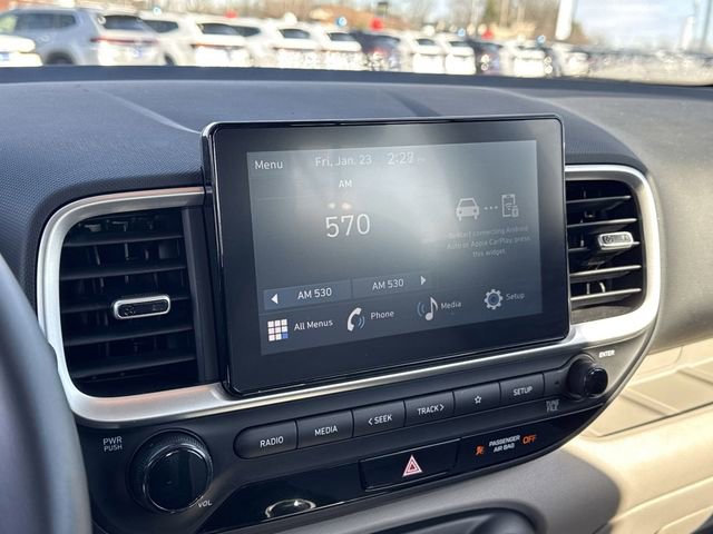 Used 2025 Hyundai Venue SEL image 18