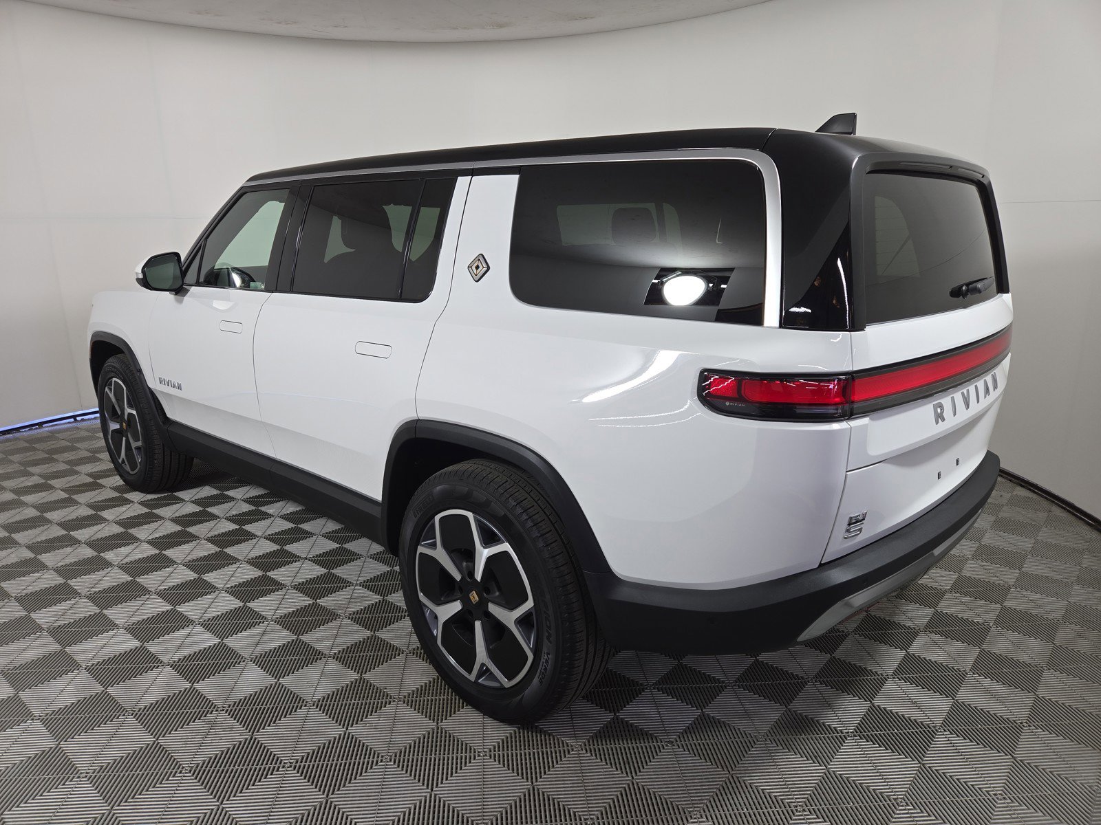 Used 2024 Rivian R1S Adventure AWD/4WD image 3