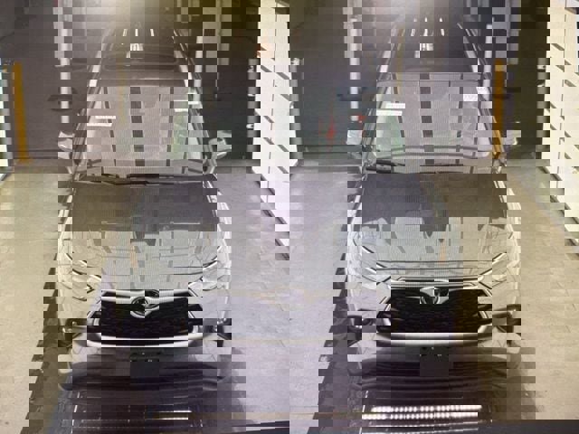 Used 2023 Toyota Highlander XLE FWD image 2