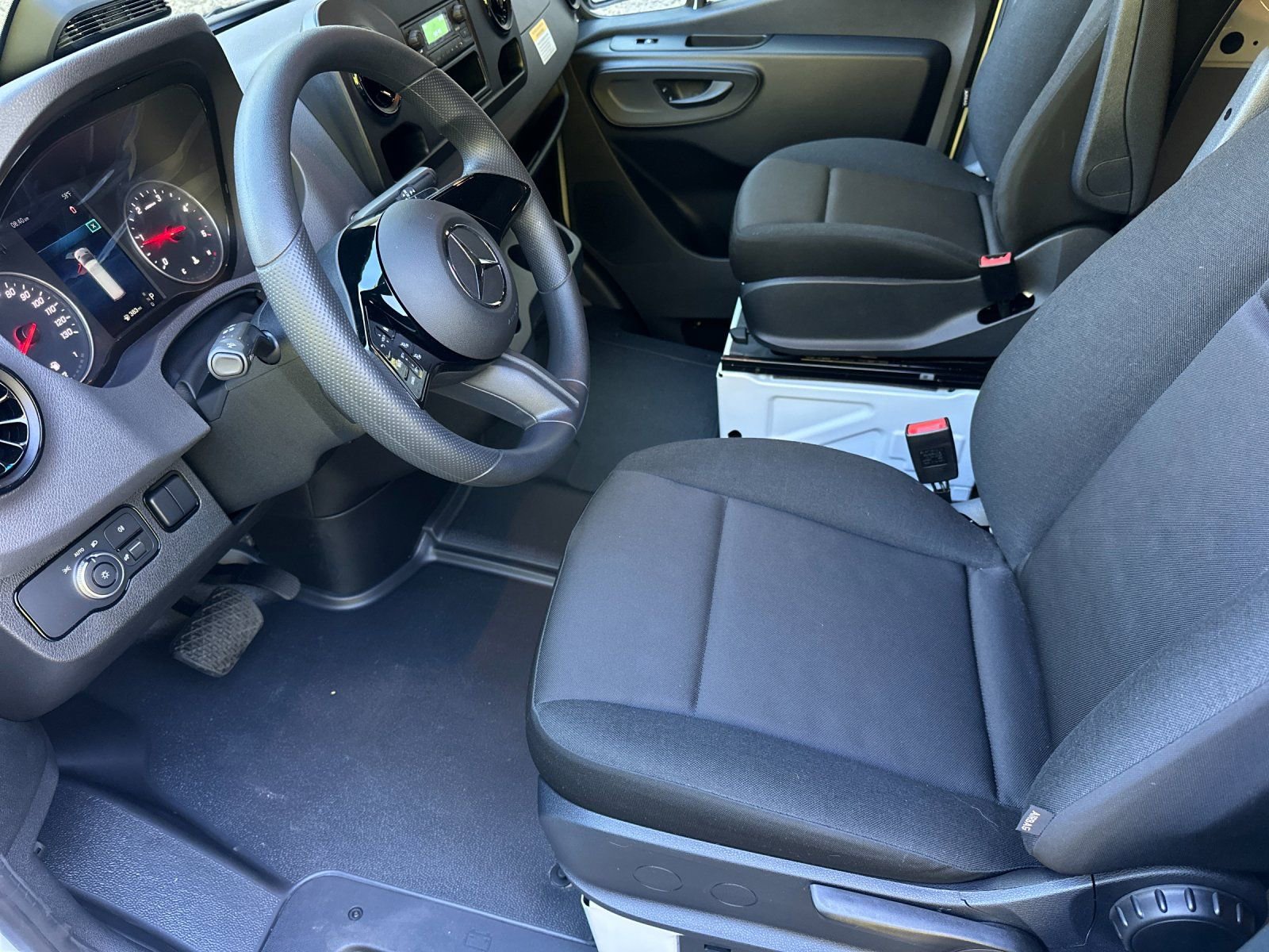 Used 2025 Mercedes-Benz Sprinter 2500 image 10