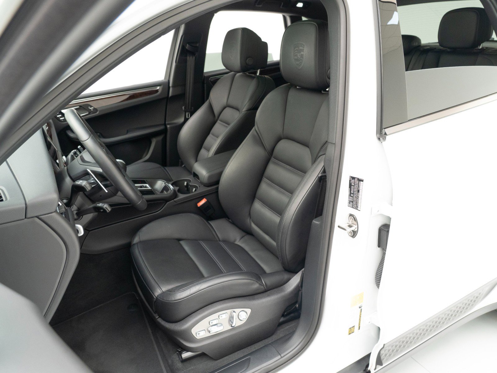 Certified 2025 Porsche Macan image 5